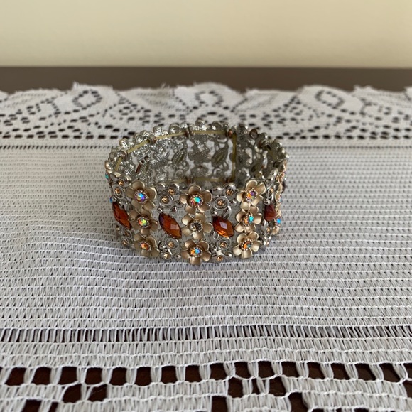 Floral bangle bracelet - Picture 5 of 5